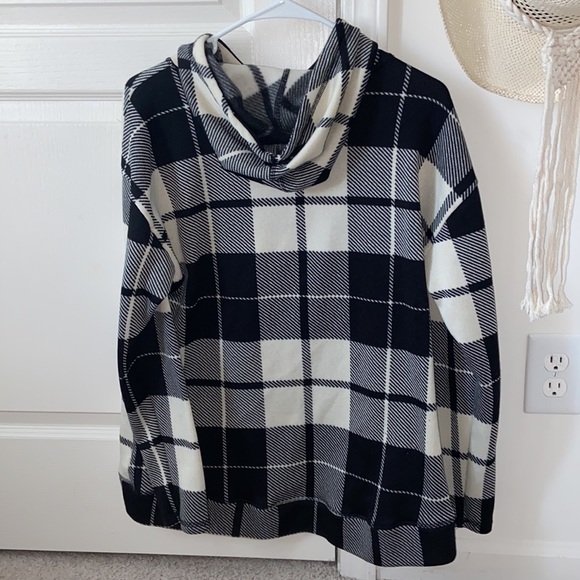 Turtle/ mock neck pull over - Picture 3 of 3